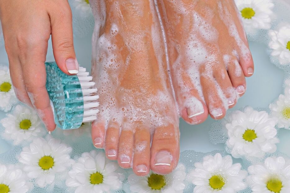 Redna higiena stopal je odlična preventiva pred glivičnimi okužbami. 
